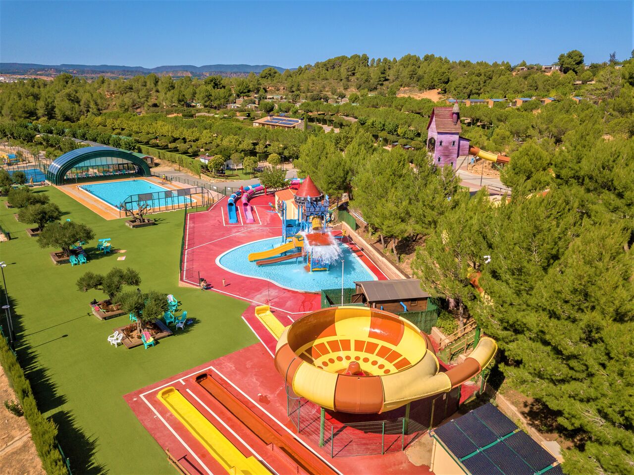 Waterpark met reuzenglijbanen en zwembaden, op camping CAPFUN Montblanc Park in Montblanc (43).