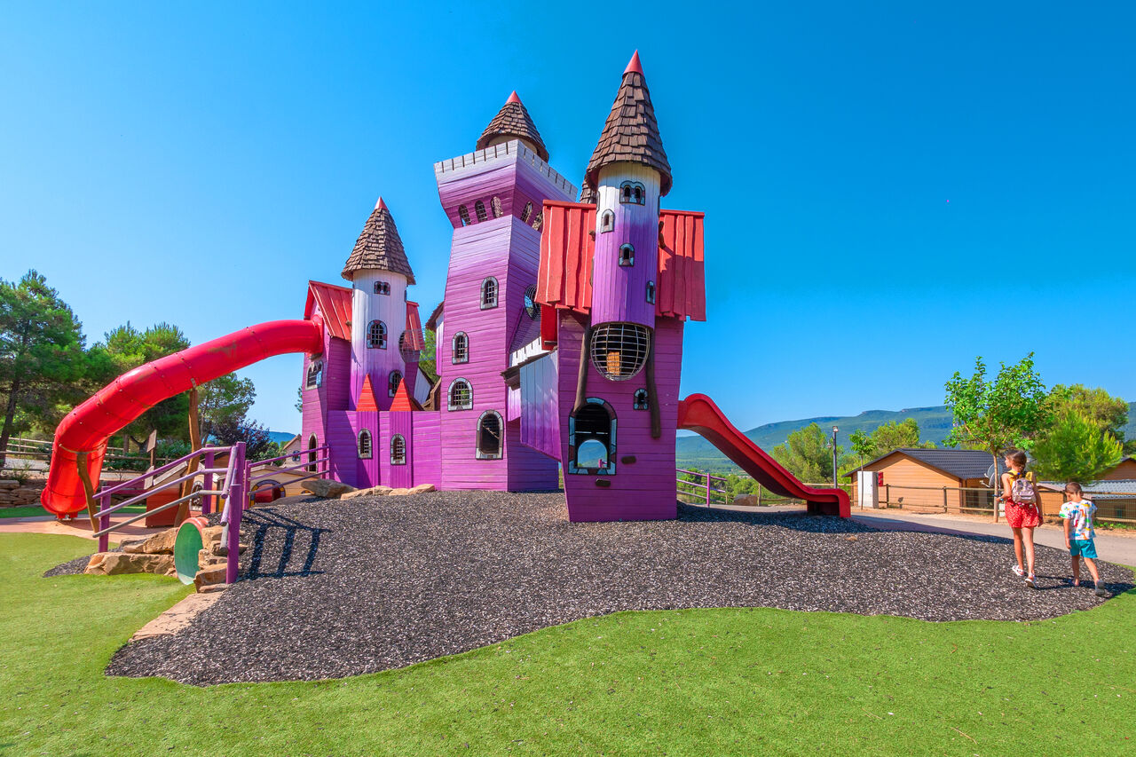 Kasteel speeltuin met glijbanen op camping CAPFUN Montblanc Park in Montblanc.