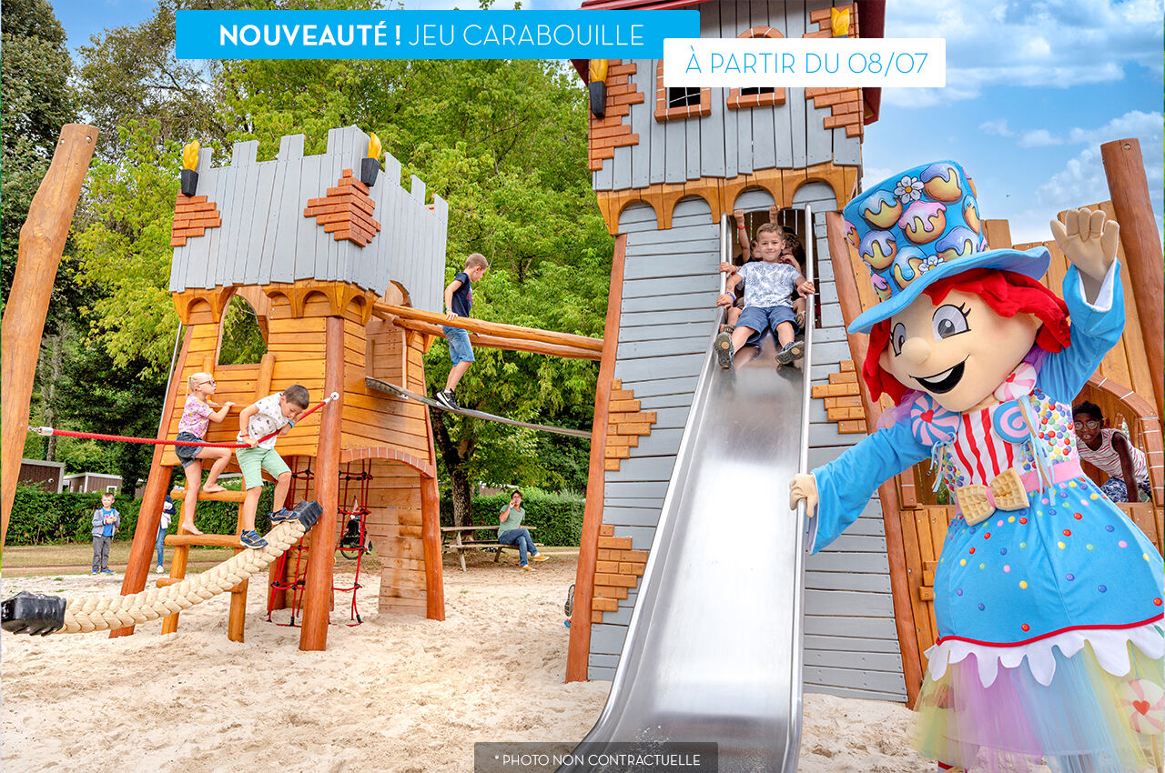 Carabouille speeltuin met glijbaan en kinderen op camping CAPFUN Montblanc Park in Montblanc (43).