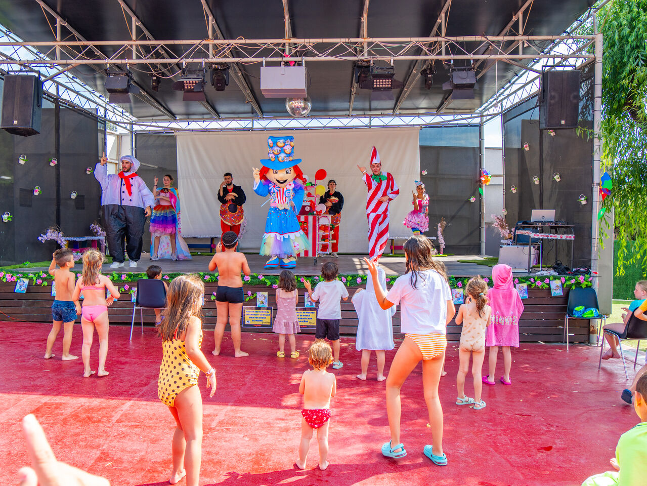 Kindershow op podium bij camping CAPFUN Montblanc Park in Montblanc (43).