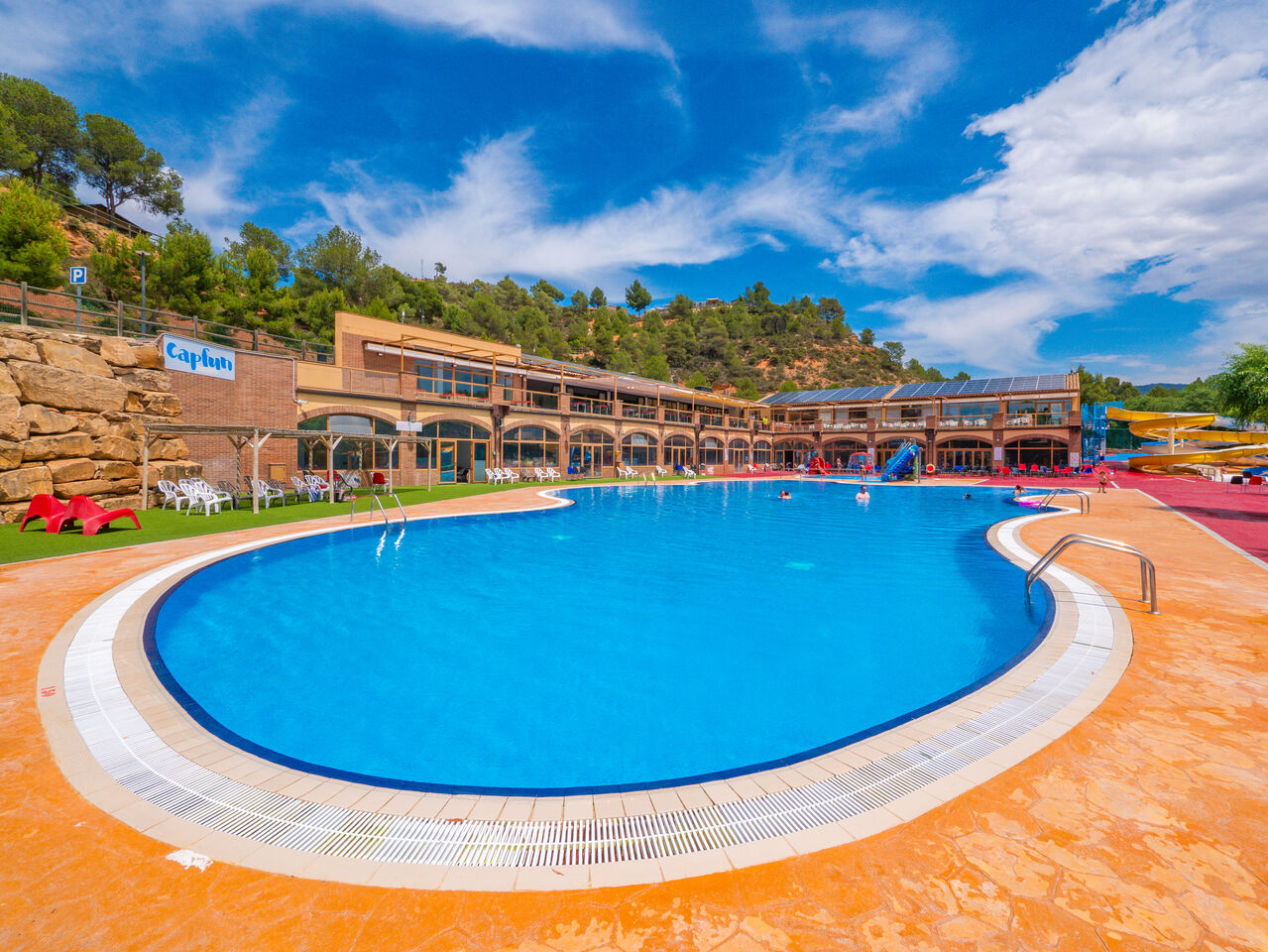 Buitenzwembad, glijbanen en hoofdgebouw op CAPFUN Montblanc Park, Montblanc (43).