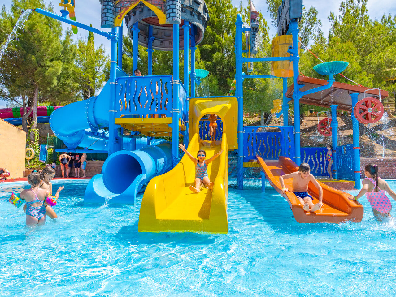 Waterpark met glijbanen en spelende kinderen op camping CAPFUN Montblanc Park in Montblanc (43).