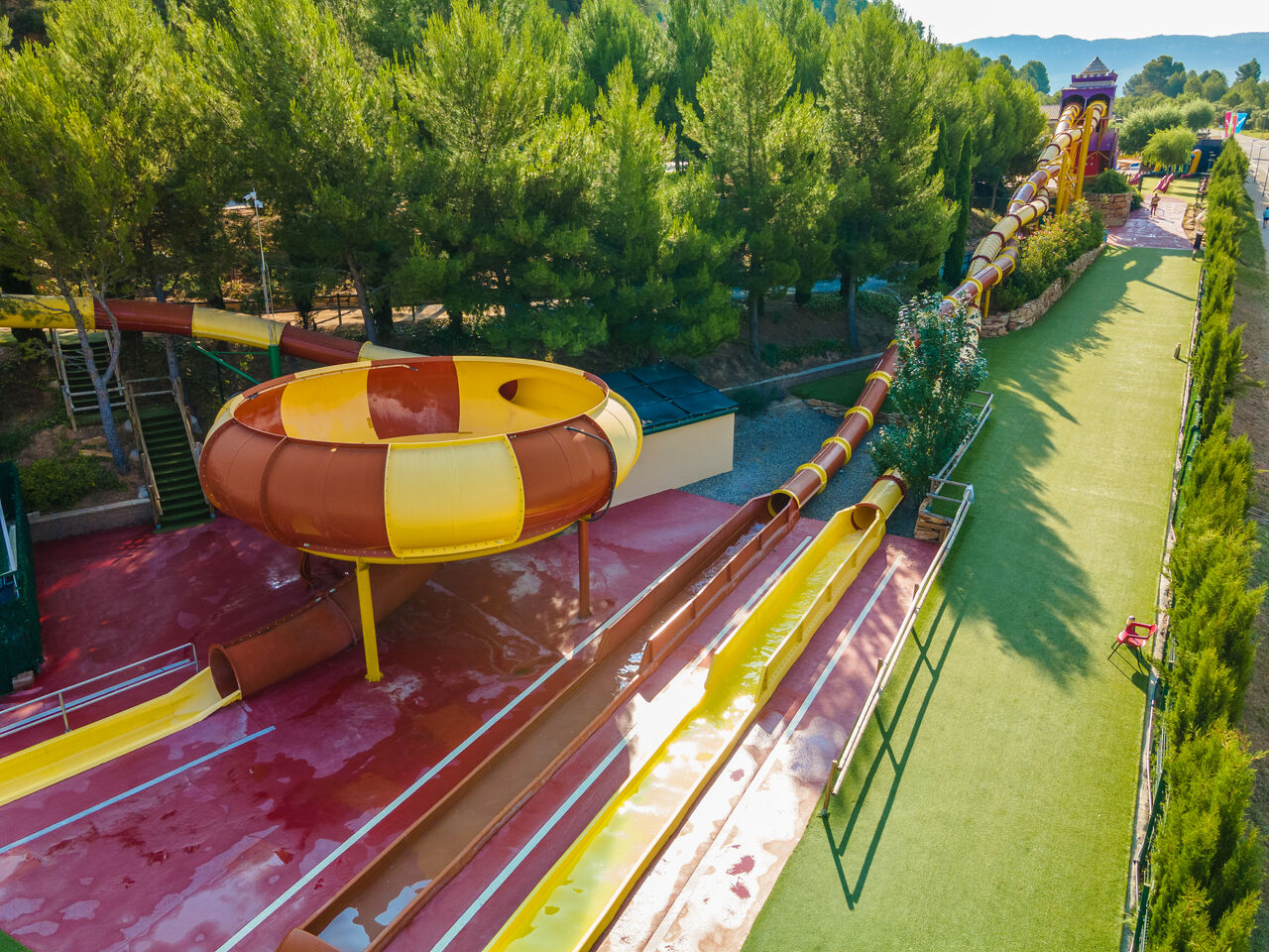 Reusachtige waterglijbanen en waterspeeltuin op camping CAPFUN Montblanc Park in Montblanc (43).