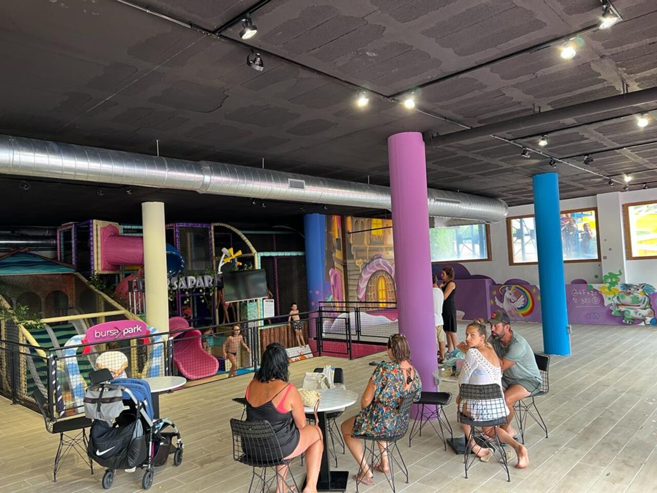 Kleurrijke binnenspeeltuin voor kinderen met glijbanen op camping CAPFUN Montblanc Park in Montblanc (43)