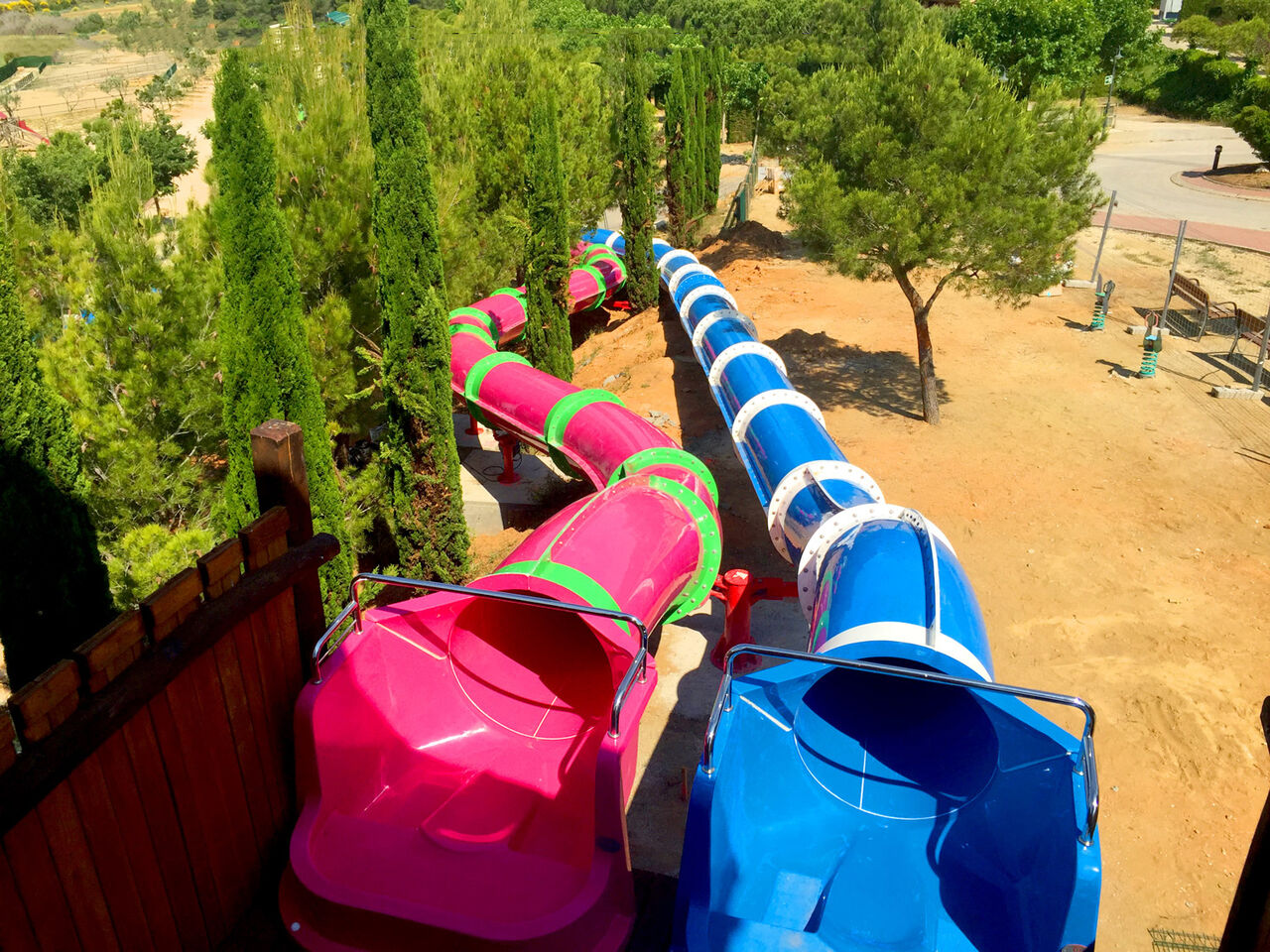 Reusachtige roze en blauwe waterglijbanen op camping CAPFUN Montblanc Park (43).