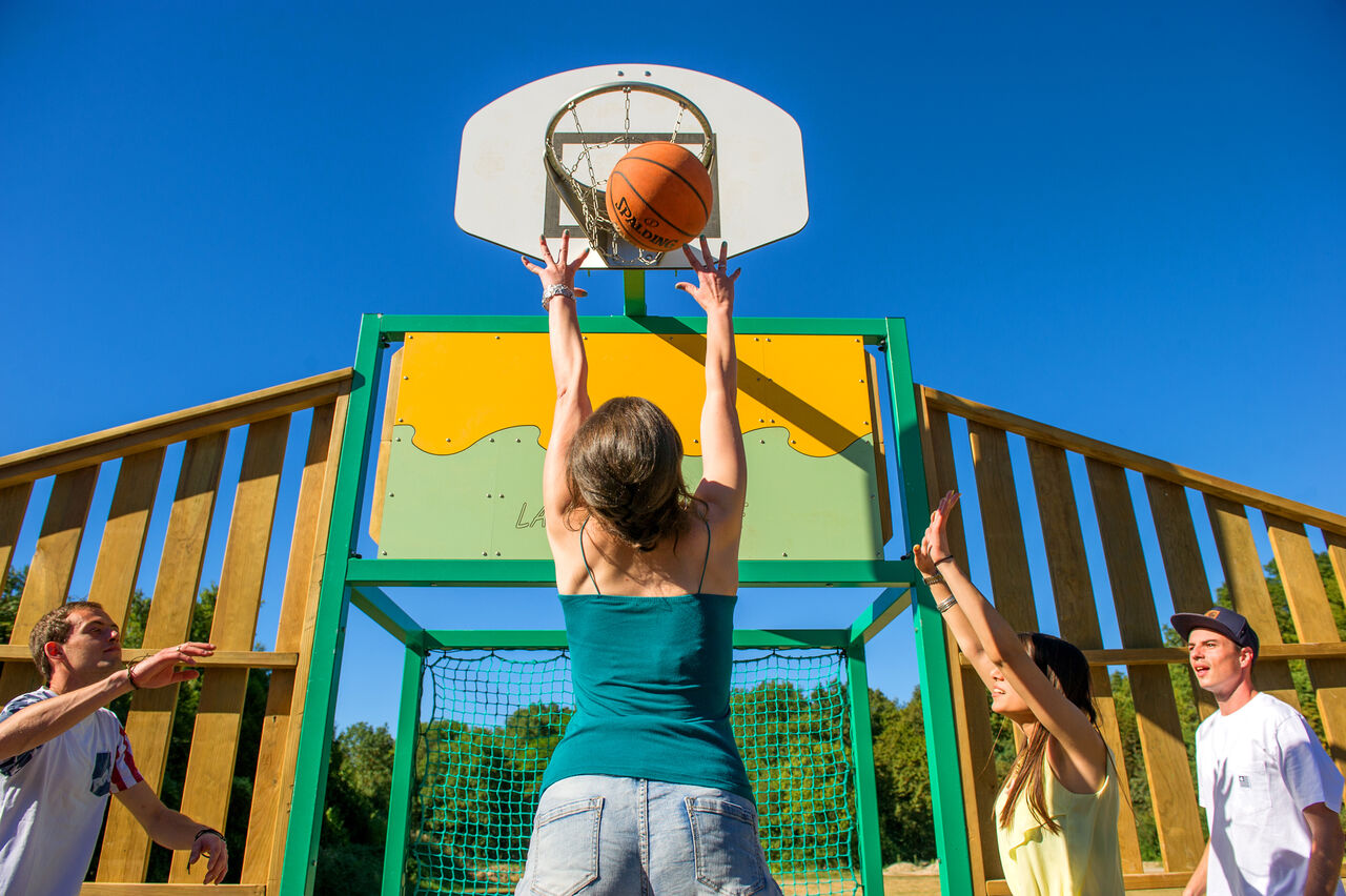 Jongeren basketballen op een multisportterrein op camping CAPFUN Montblanc Park in Montblanc (43).