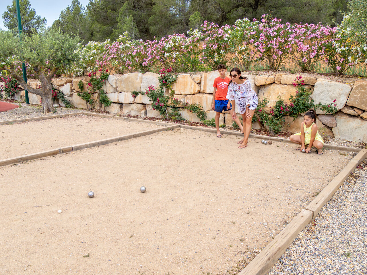 Jeu de boules familie op camping CAPFUN Montblanc Park te Montblanc (43).