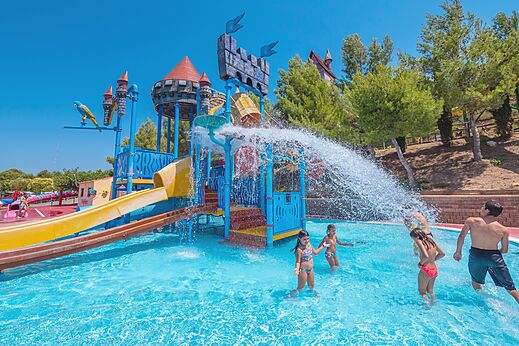 Zwembad met waterspelen, glijbanen en wateremmer op camping CAPFUN Montblanc Park.