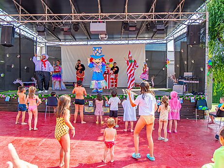 Kinderanimatieshow op camping CAPFUN Montblanc Park in Montblanc.