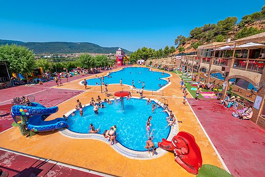 Groot buitenzwembad met glijbanen en waterspellen op camping CAPFUN Montblanc Park in Montblanc (43).