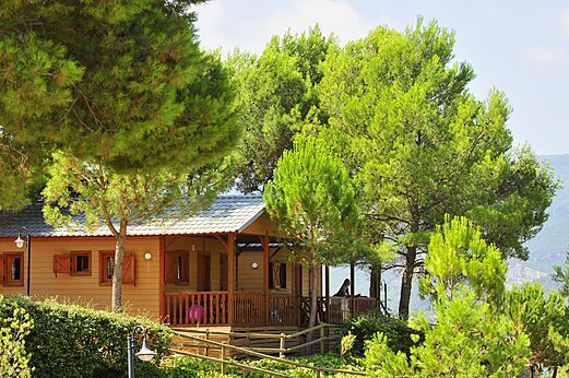 Houten Mobil-home met schaduwrijk terras op camping CAPFUN Montblanc Park in Montblanc (43).