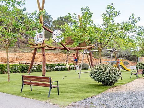 Speeltuin, schommels, glijbaan op CAPFUN Montblanc Park, Montblanc (43).