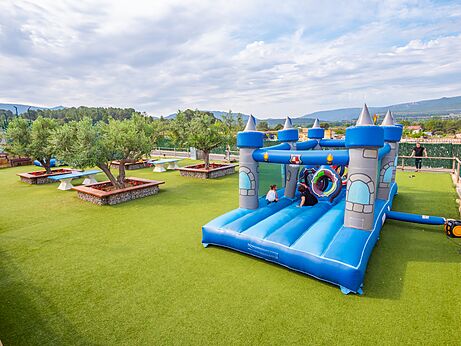 Groot blauw springkasteel voor kinderen op camping CAPFUN Montblanc Park in Montblanc (43).
