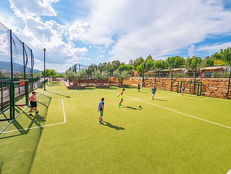 Voetbal kinderen op camping CAPFUN Montblanc Park in Montblanc (43).