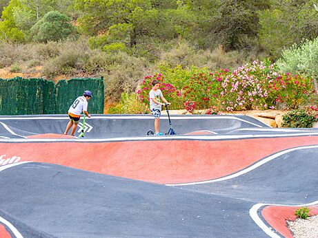 Pump track-baan voor kinderen op step op camping CAPFUN Montblanc Park in Montblanc (43).