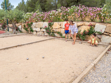Familie speelt jeu de boules op camping CAPFUN Montblanc Park in Montblanc (43).