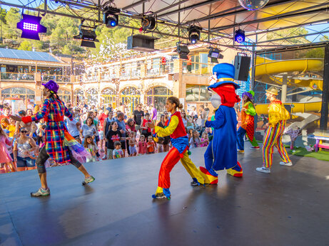 Animatieshow met verklede personages en publiek op camping CAPFUN Montblanc Park in Montblanc (43).