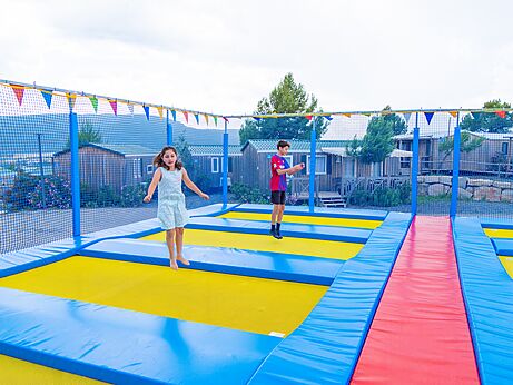 Grote trampolines voor kinderen en tieners op camping CAPFUN Montblanc Park in Montblanc (43).