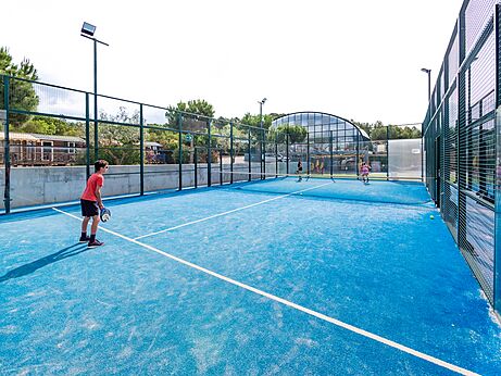 Blauwe padelbaan met spelers op CAPFUN Montblanc Park (43).