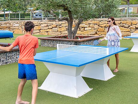 Buiten pingpongtafel op camping CAPFUN Montblanc Park in Montblanc (43).