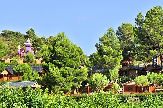 Houten stacaravans en themakasteel op camping CAPFUN Montblanc Park in Montblanc (43).