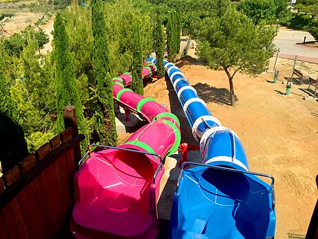 Kleurrijke kronkelende waterglijbanen voor kinderen en volwassenen op camping CAPFUN Montblanc Park in Montblanc (43).