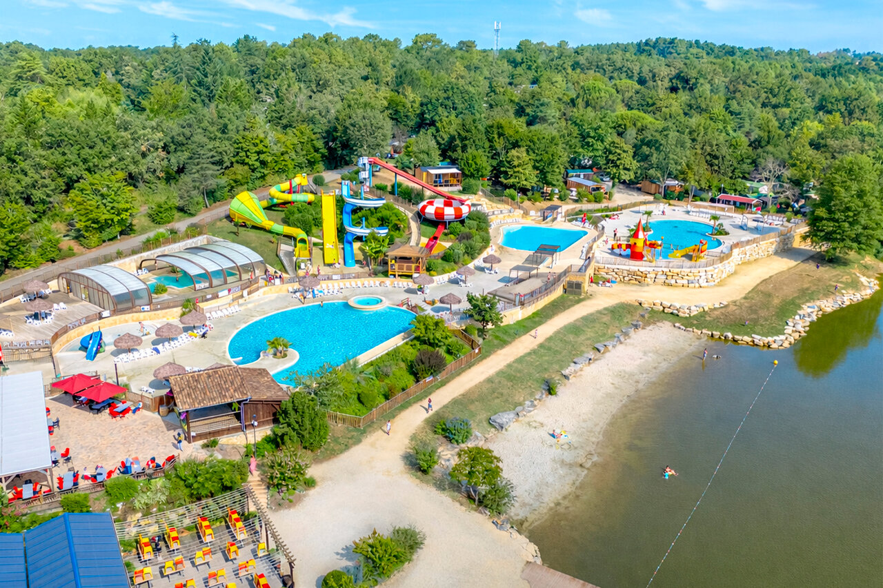 Waterpark met reuzenglijbanen, zwembaden en strand op camping CAPFUN Moulinal in BIRON (24).
