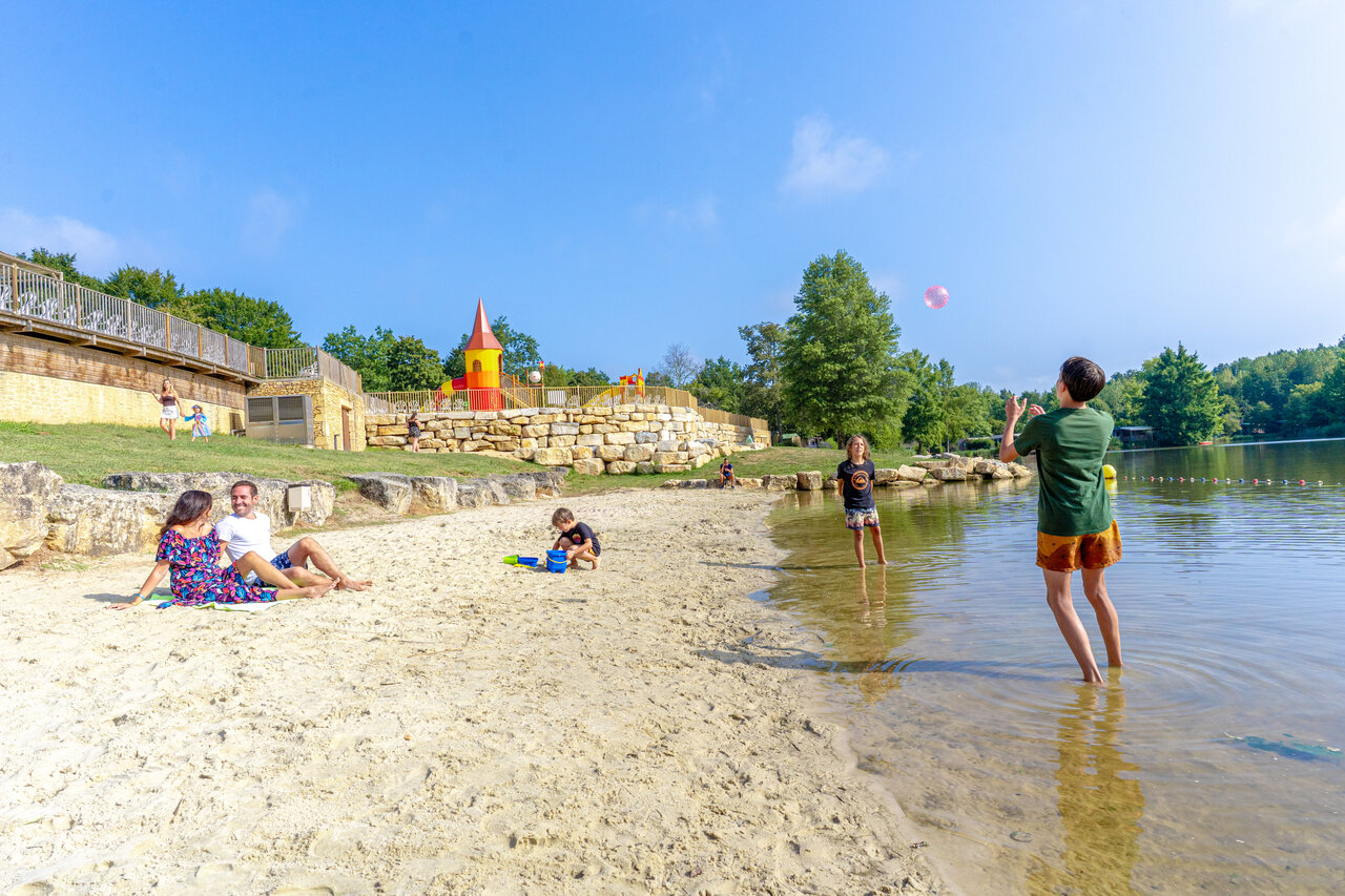 Zandstrand, zwemmen en waterspellen op camping CAPFUN Moulinal in BIRON (24).