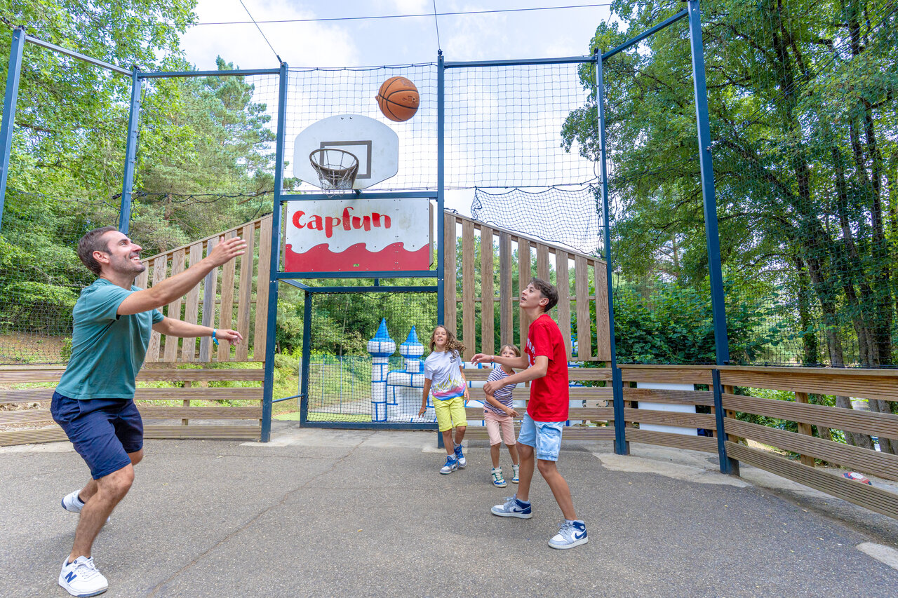 Familie speelt basketbal op multisportterrein camping CAPFUN Moulinal BIRON (24).