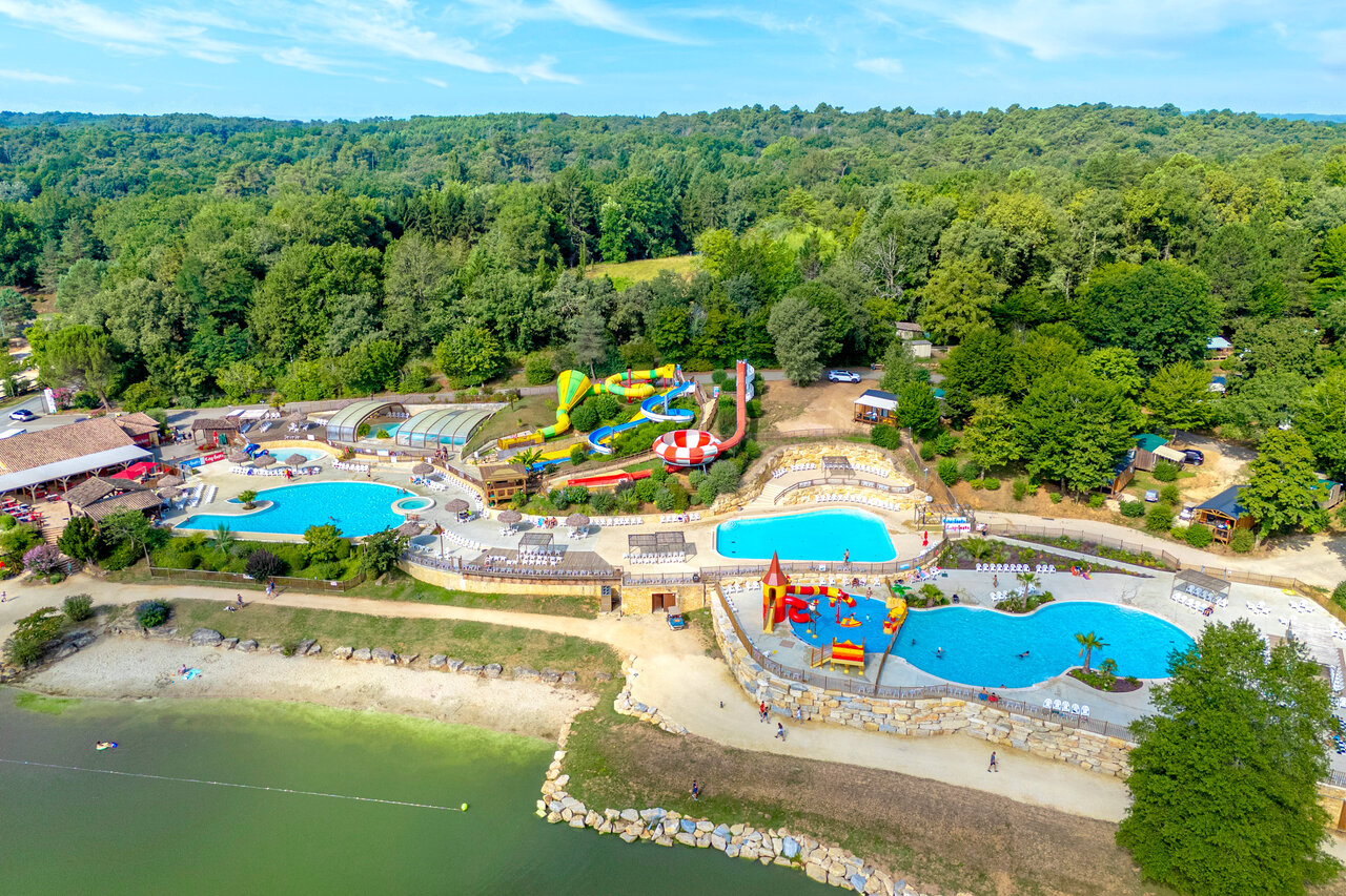 Groot waterpark, glijbanen, zwembaden en meer op camping CAPFUN Moulinal in BIRON (24).