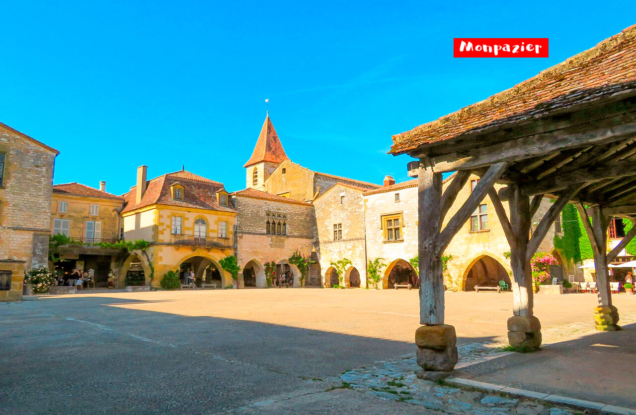 Plein van de middeleeuwse bastide Monpazier, dorp te bezoeken in Dordogne.