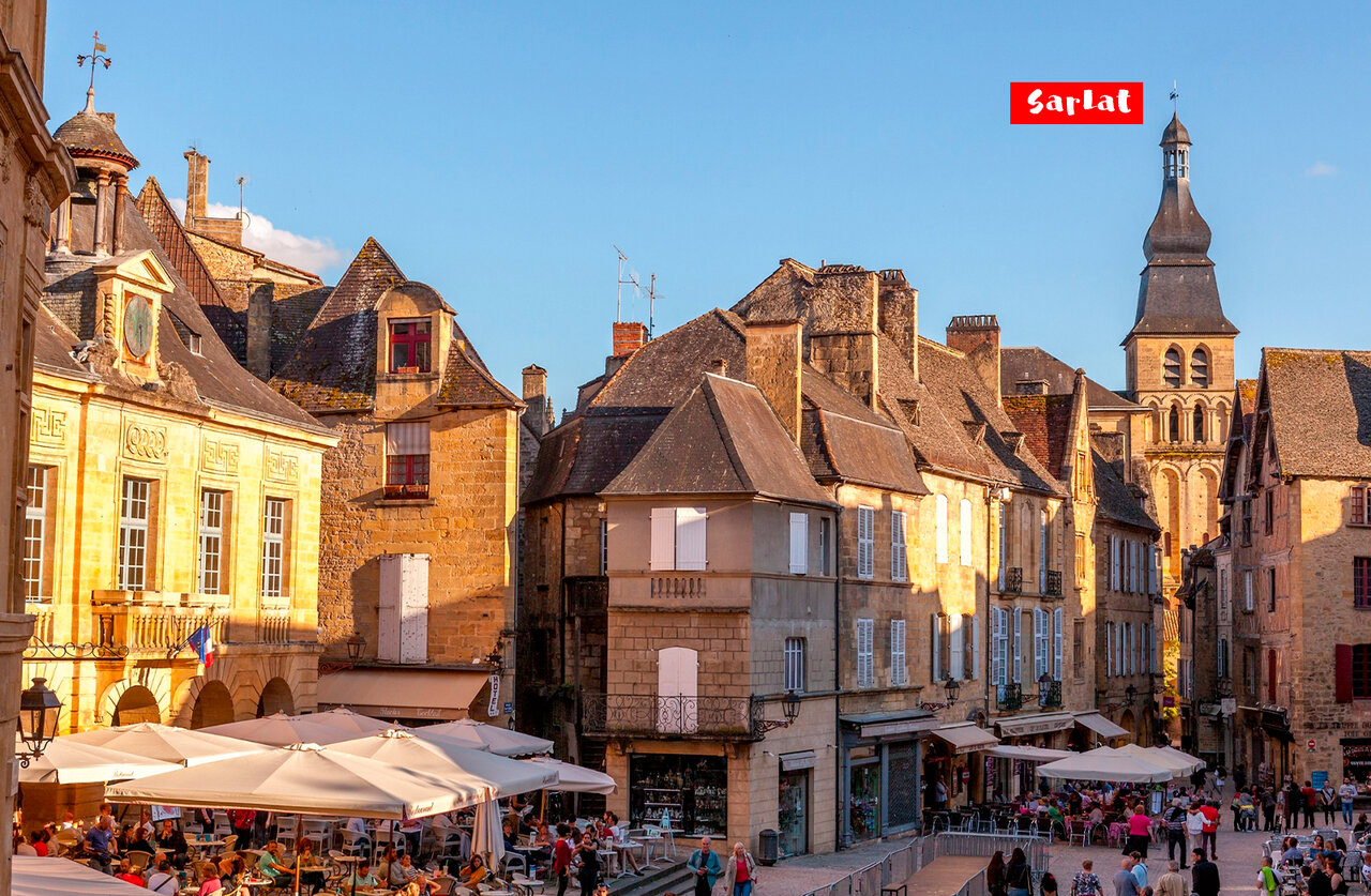Levendig historisch plein in Sarlat-la-Can�da, middeleeuwse stad te bezoeken in Dordogne.