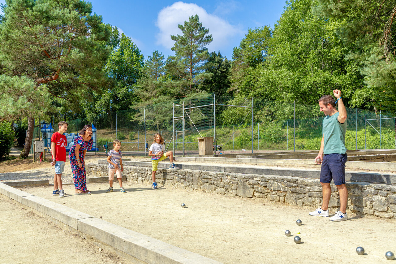 Familie speelt jeu de boules op het terrein van camping CAPFUN Moulinal in BIRON (24).