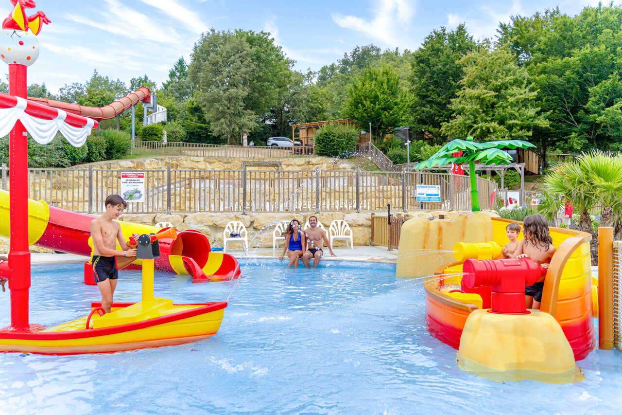 Waterpark met glijbanen, waterspellen en kinderen op camping CAPFUN Moulinal in BIRON (24).