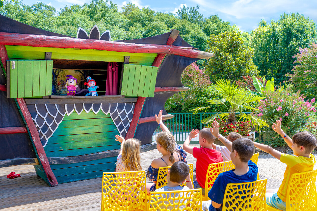 Poppenkastvoorstelling voor kinderen, kleurrijk podium, op camping CAPFUN Moulinal in BIRON (24)