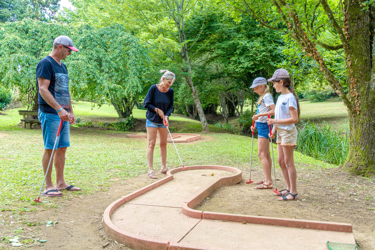 Familie speelt minigolf in de natuur op camping CAPFUN Moulinal in BIRON (24).