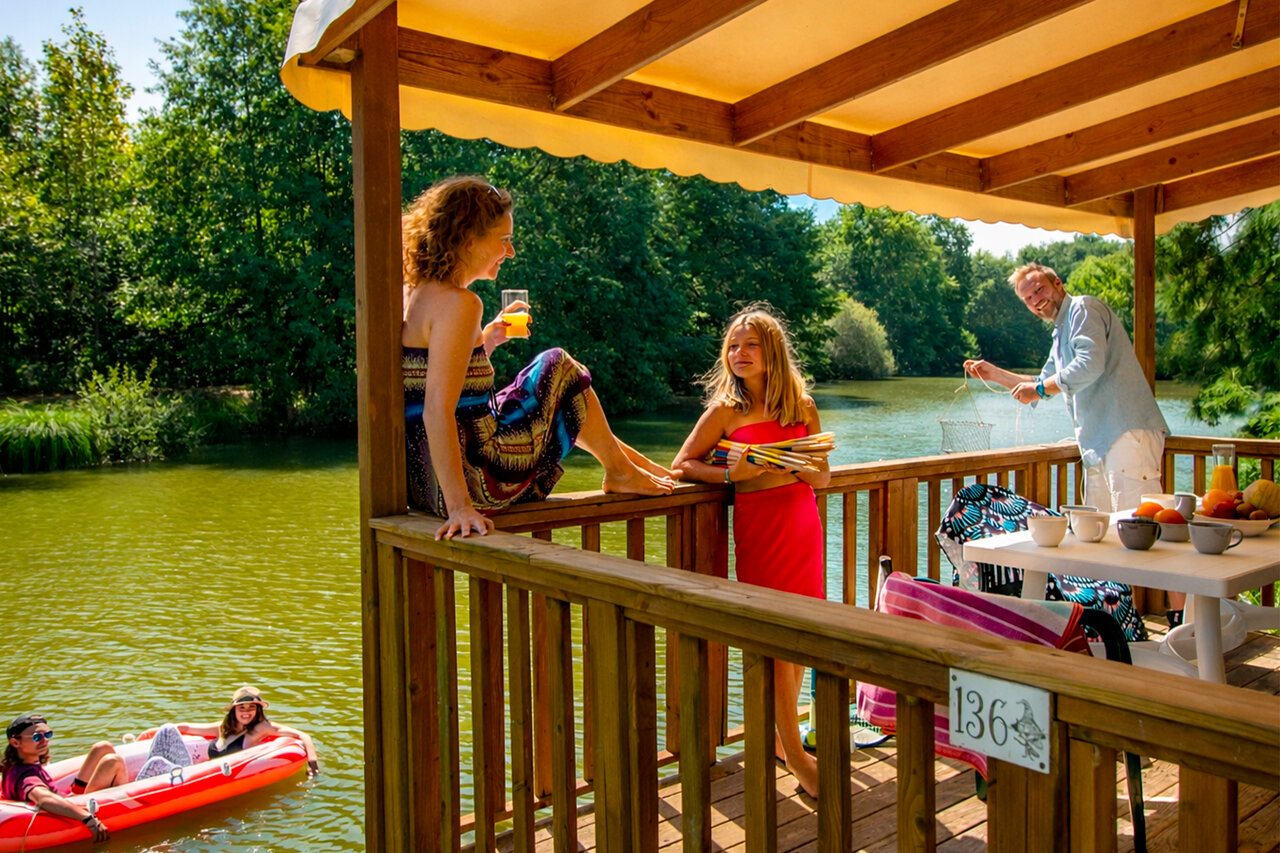 Familie terras stacaravan meer op camping CAPFUN Moulinal in BIRON (24).