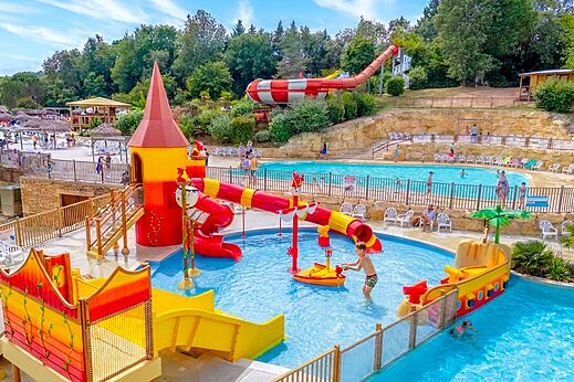 Zwembaden, reuzenglijbanen en waterspelen op camping CAPFUN Moulinal in BIRON (24).