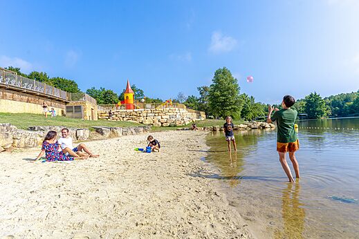 Zandstrand, zwemmen en waterspellen op camping CAPFUN Moulinal in BIRON (24).