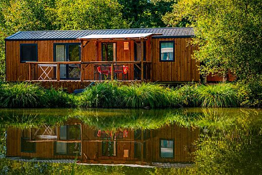 Houten stacaravan met terras aan het water, CAPFUN Moulinal BIRON.