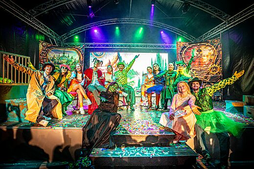 Animatieshow met gekostumeerde artiesten op podium op camping CAPFUN Moulinal in BIRON (24).