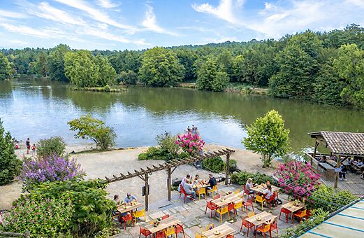 Buitenrestaurant met terras en uitzicht op het meer op camping CAPFUN Moulinal in BIRON (24).