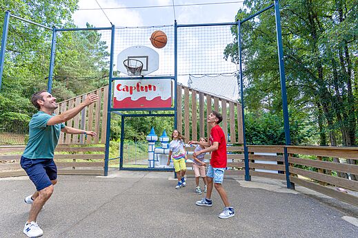 Buiten basketbalveld met spelers op camping CAPFUN Moulinal in BIRON (24).