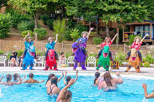 Animatie dinosaurussen en kinderen in zwembad, camping CAPFUN Moulinal BIRON (24).