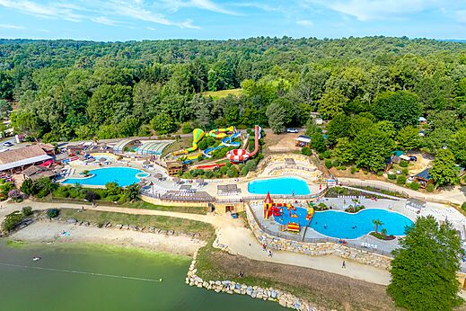 Luchtfoto van het waterpark, zwembaden en glijbanen op camping CAPFUN Moulinal in BIRON (24).