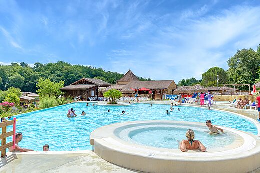 Groot buitenzwembad met jacuzzi en zwemmers op camping CAPFUN Moulinal in BIRON (24).