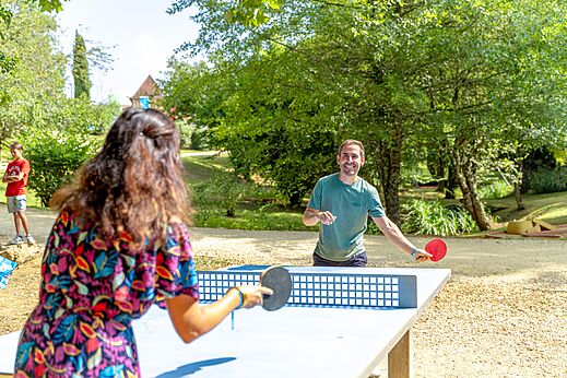 Tafeltenniswedstrijd tussen volwassenen op camping CAPFUN Moulinal in BIRON (24).