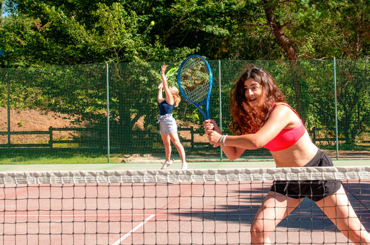 Jonge vrouwen tennissen op de tennisbaan van camping CAPFUN Moulinal in BIRON (24).