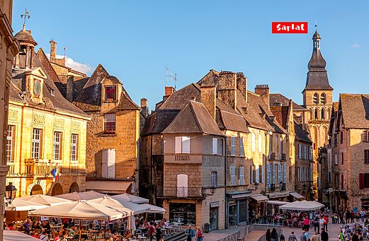 Levendig historisch plein van Sarlat-la-Can�da, middeleeuwse stad in Dordogne, Nieuw-Aquitani�.