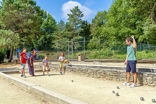Jeu de boules baan met familie op camping CAPFUN Moulinal in BIRON (24).